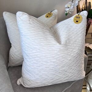1-NWT CALLISTO HOME DECORATIVE THROW PILLOW (Read description details)
